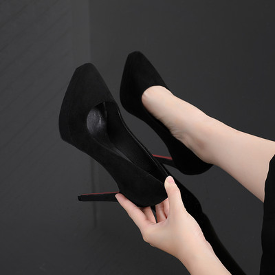 Új női cipőmodell vékony sarokkal és platformmal