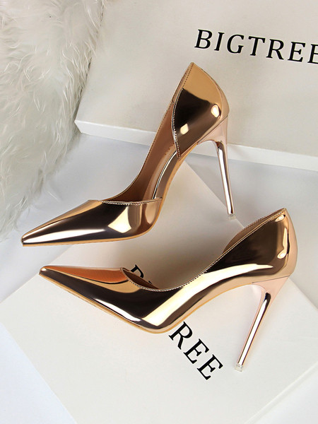 Női lakkcipő 7 vagy 10 cm magas sarokkal, hegyes orrral