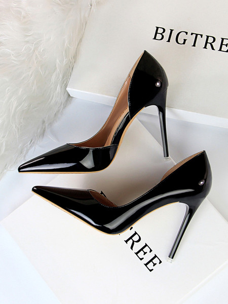 Női lakkcipő 7 vagy 10 cm magas sarokkal, hegyes orrral