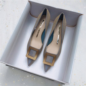 Μοντέρνα γυναικεία παπούτσια με μεταλλική διακόσμηση και τακούνι 4 εκατοστά