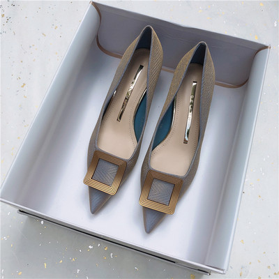 Μοντέρνα γυναικεία παπούτσια με μεταλλική διακόσμηση και τακούνι 4 εκατοστά