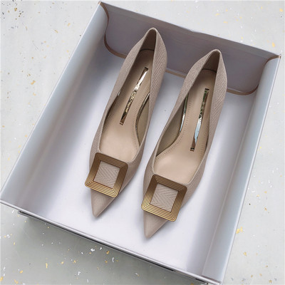 Μοντέρνα γυναικεία παπούτσια με μεταλλική διακόσμηση και τακούνι 4 εκατοστά