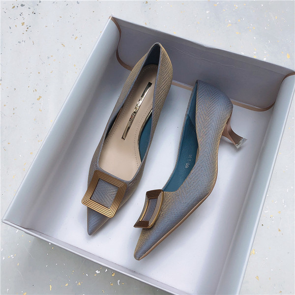 Μοντέρνα γυναικεία παπούτσια με μεταλλική διακόσμηση και τακούνι 4 εκατοστά