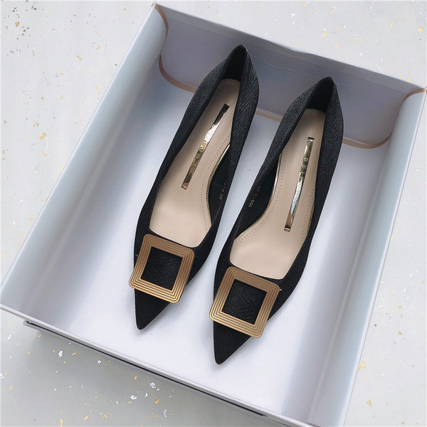 Μοντέρνα γυναικεία παπούτσια με μεταλλική διακόσμηση και τακούνι 4 εκατοστά