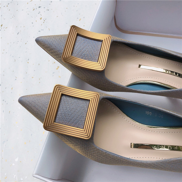 Μοντέρνα γυναικεία παπούτσια με μεταλλική διακόσμηση και τακούνι 4 εκατοστά