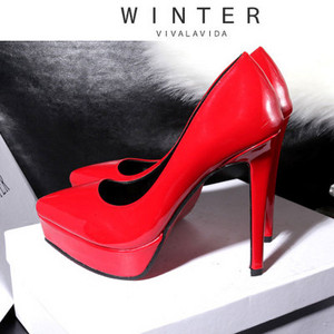 Modern női cipő platformmal és 12 cm magas sarkú hegyes modellel