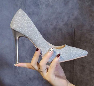 Modern fényes cipő 5 és 10 cm-es sarokmagassággal