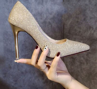 Modern fényes cipő 5 és 10 cm-es sarokmagassággal