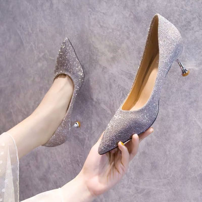 Modern fényes cipő 5 és 10 cm-es sarokmagassággal