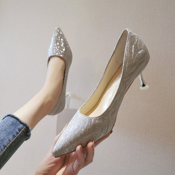 Fényes hatású középsarkú női cipő