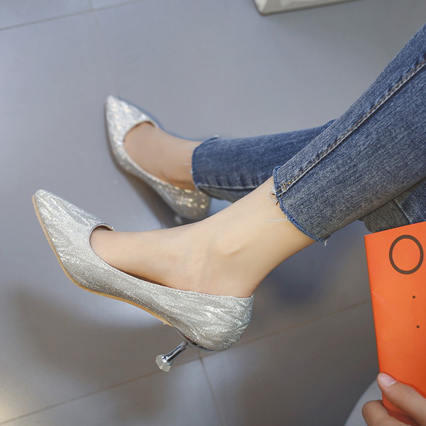 Fényes hatású középsarkú női cipő