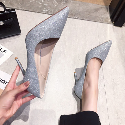 Modern női cipő vékony sarkú - hegyes modell