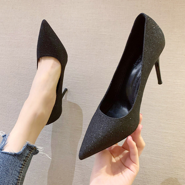 Modern női cipő vékony sarkú - hegyes modell