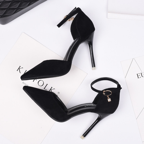 Modern női cipő hegyes modell, magas sarkú cipővel - több színben