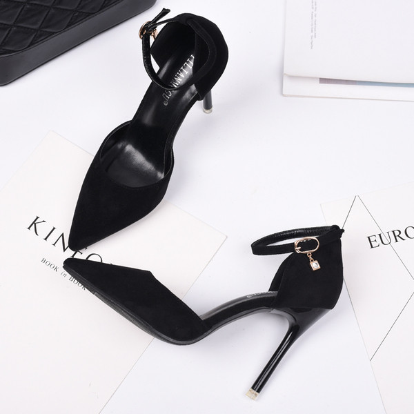 Modern női cipő hegyes modell, magas sarkú cipővel - több színben