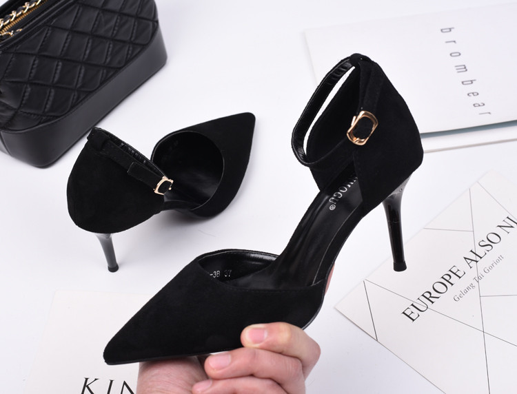 Modern női cipő hegyes modell, magas sarkú cipővel - több színben