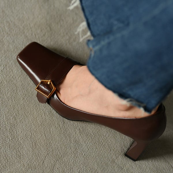 Női alkalmi cipő csattal és sarokkal