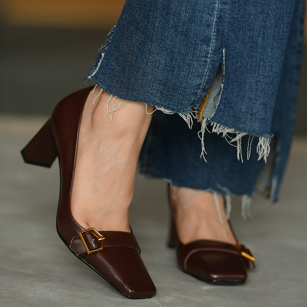 Női alkalmi cipő csattal és sarokkal