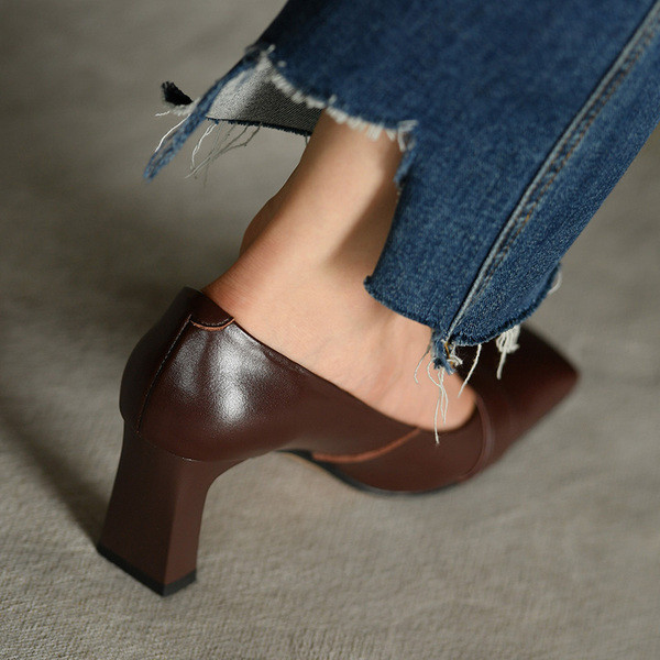 Női alkalmi cipő csattal és sarokkal