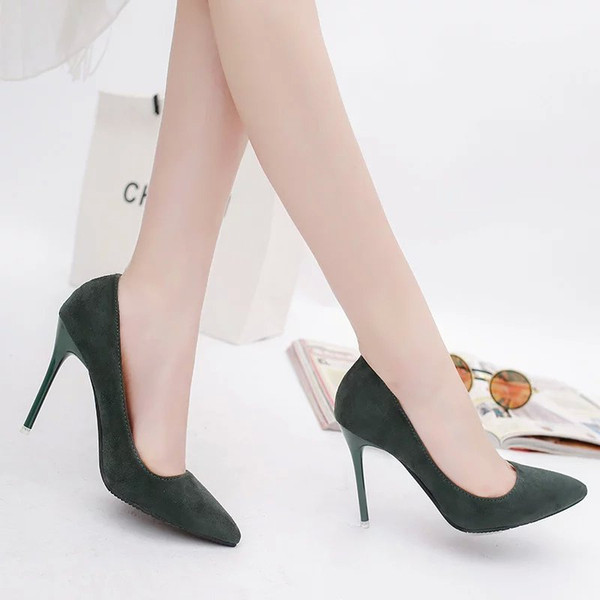 Γυναικεία παπούτσια από οικολογικό σουέτ με λεπτό τακούνι 10 cm