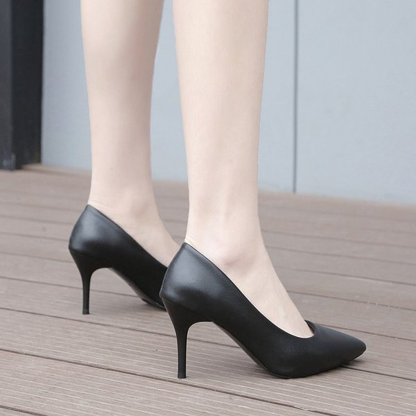 Stílusos női cipő fekete színben, magassarkúval