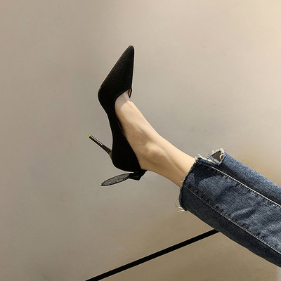 Stílusos női cipő magassarkúval és szalaggal - hegyes modell