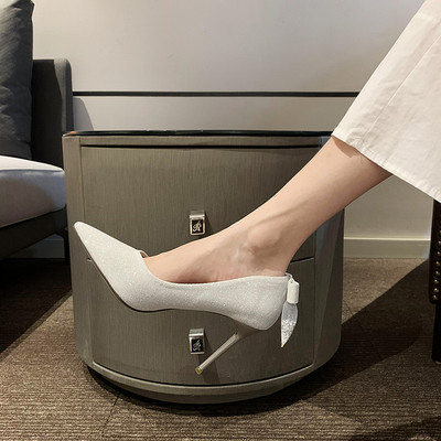 Stílusos női cipő magassarkúval és szalaggal - hegyes modell