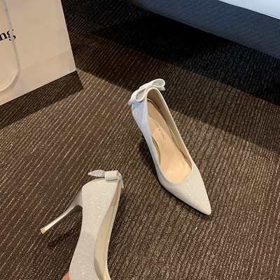 Stílusos női cipő magassarkúval és szalaggal - hegyes modell