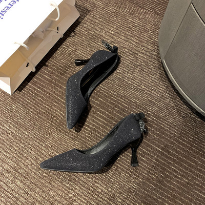 Stílusos női cipő magassarkúval és szalaggal - hegyes modell