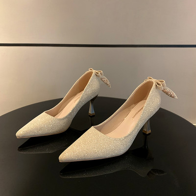 Stílusos női cipő magassarkúval és szalaggal - hegyes modell