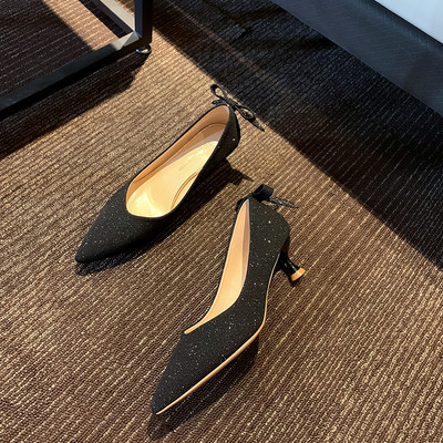Stílusos női cipő magassarkúval és szalaggal - hegyes modell