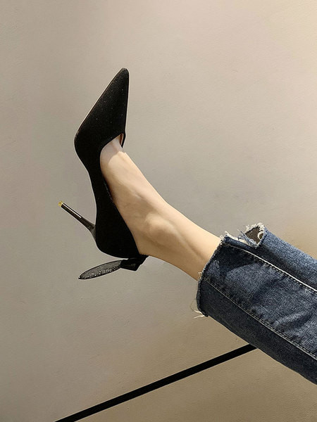 Stílusos női cipő magassarkúval és szalaggal - hegyes modell