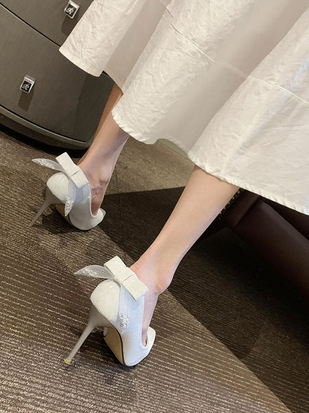 Stílusos női cipő magassarkúval és szalaggal - hegyes modell