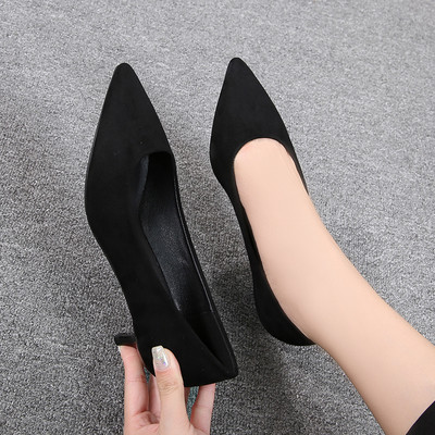 Női velúr cipő fekete színű sima modellben