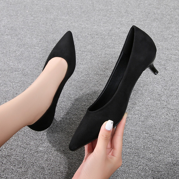 Női velúr cipő fekete színű sima modellben