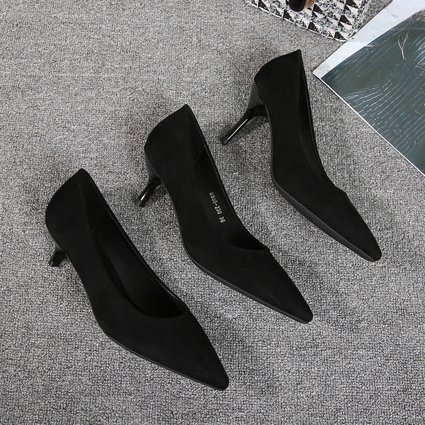 Női velúr cipő fekete színű sima modellben