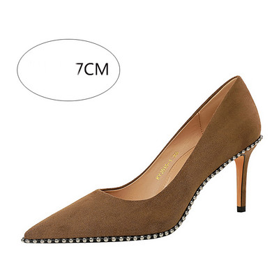 Aktuális női cipő fém elemekkel, 7 cm vagy 10 cm sarokkal