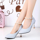 Fényes részecskékkel ellátott női cipő, gyöngyös pánttal