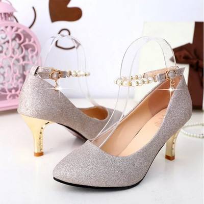 Fényes részecskékkel ellátott női cipő, gyöngyös pánttal