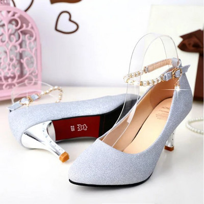 Fényes részecskékkel ellátott női cipő, gyöngyös pánttal