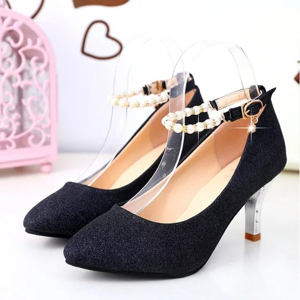 Fényes részecskékkel ellátott női cipő, gyöngyös pánttal