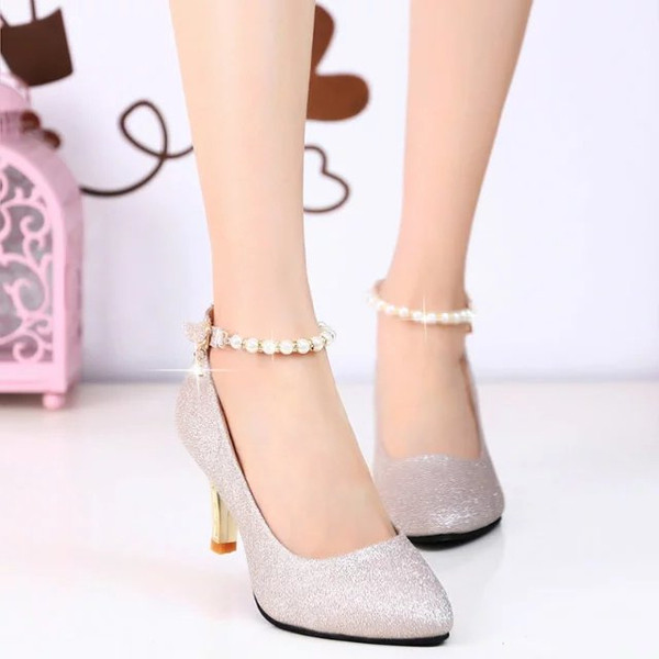 Fényes részecskékkel ellátott női cipő, gyöngyös pánttal