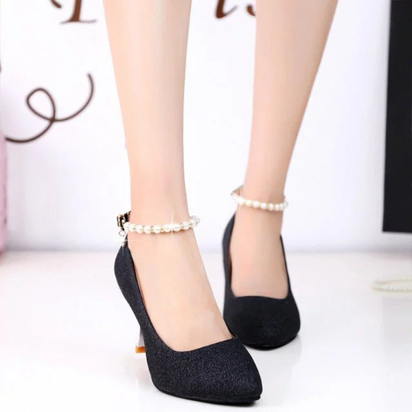 Fényes részecskékkel ellátott női cipő, gyöngyös pánttal