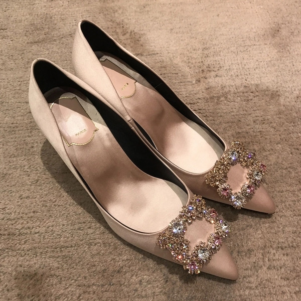 Stílusos női cipő kövekkel - hegyes modell