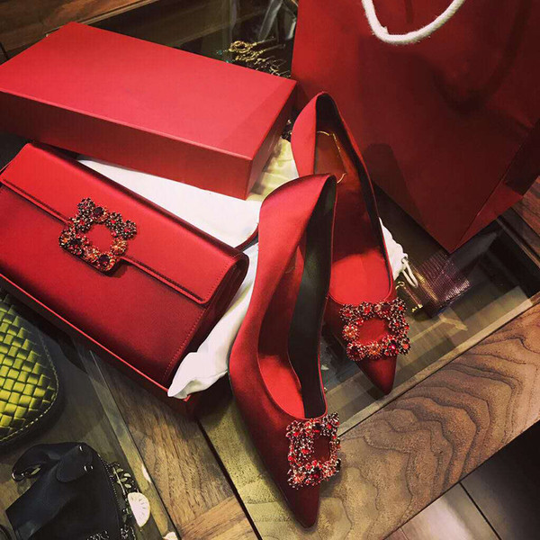 Stílusos női cipő kövekkel - hegyes modell