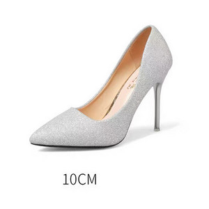 Elegáns női cipő fényes részecskékkel