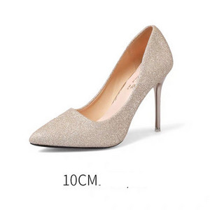 Elegáns női cipő fényes részecskékkel