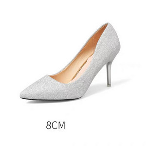 Elegáns női cipő fényes részecskékkel