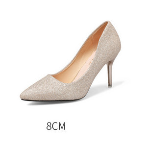 Elegáns női cipő fényes részecskékkel