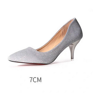 Elegáns női cipő fényes részecskékkel